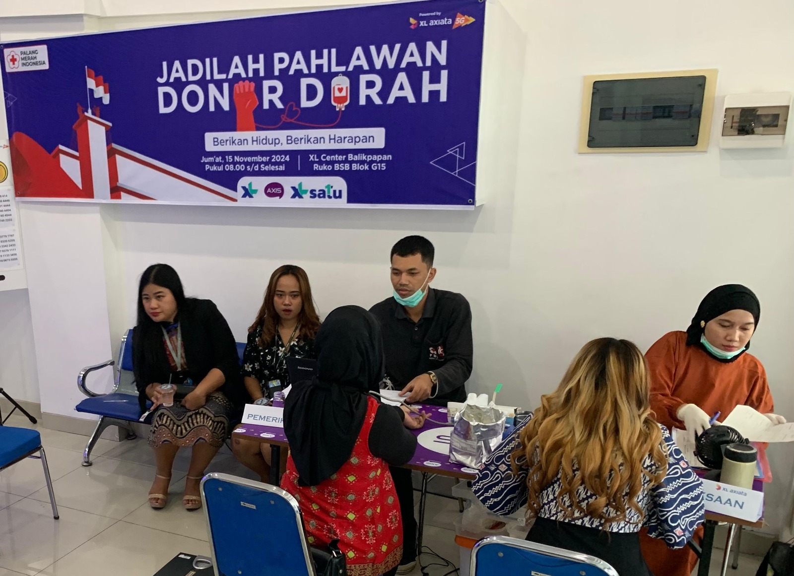 Memperingati Hari Pahlawan, XL Axiata bersama Palang Merah Indonesia (PMI) Kota Balikpapan menggelar aksi donor darah di XL Center Balikpapan pada Jumat (15/11)