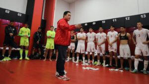 Ketua Umum PSSI Erick Thohir bersama pemain diruang ganti / PSSI