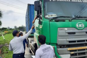 Operasi kendaraan Over Dimension Overload (ODOL) yang digelar di depan Stadion Batakan, Balikpapan, pada Selasa, (19/11).