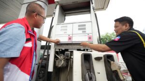 PT Pertamina Patra Niaga Regional Kalimantan melakukan inspeksi lapangan untuk mengecek akurasi alat ukur bahan bakar.