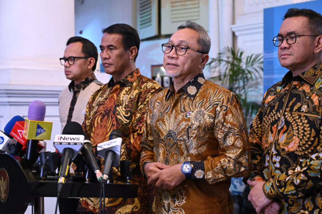 Menteri Koordinator Bidang Pangan Zulkifli Hasan menyampaikan keterangan pers usai mengikuti Rapat Terbatas Kebijakan Bidang Pangan di Istana Jakarta, Senin (30/12/2024). (Foto: Humas Setkab/Oji)