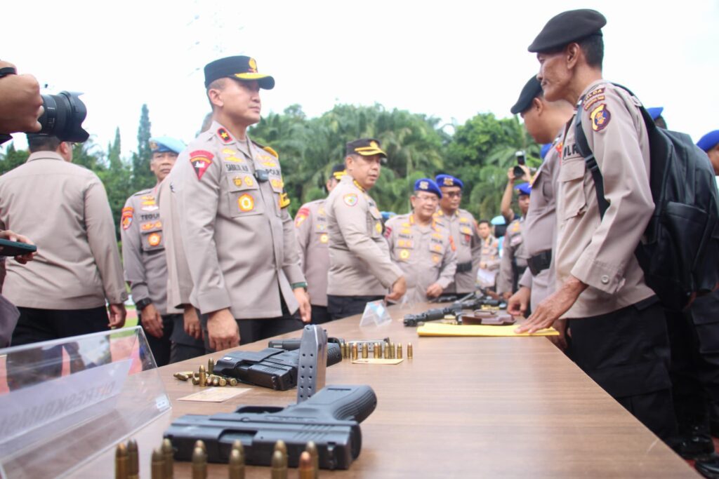 Wakapolda Kaltim, Brigjen M. Sabilul Alif, melakukan pengecekan kelayakan personel kepolisian dalam memegang senjata api