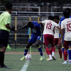 Aksi Herman Dzumafo yang berusaha melewati pemain PSCS Cilacap / Oficial Persiba Balikpapan