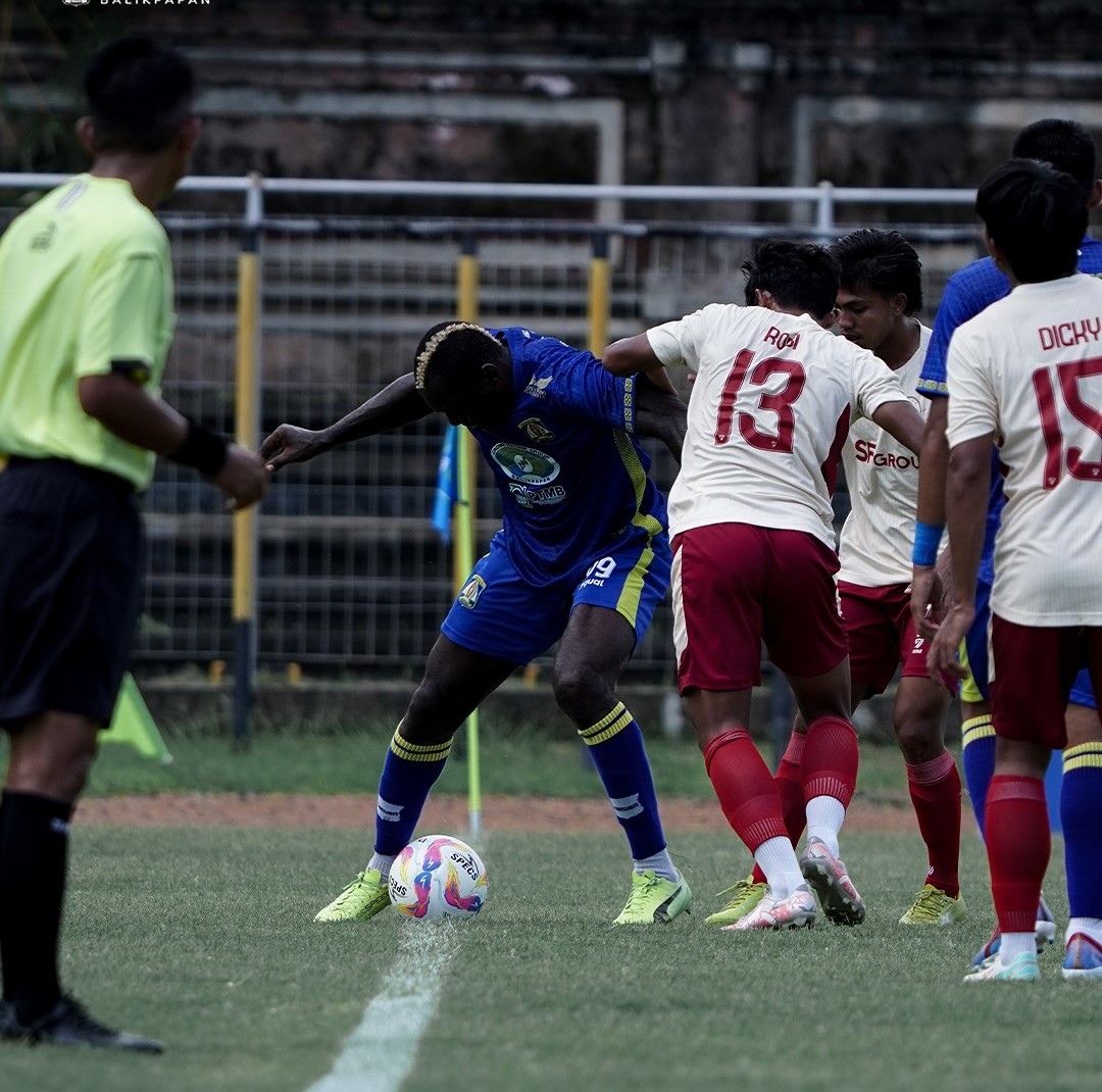 Aksi Herman Dzumafo yang berusaha melewati pemain PSCS Cilacap / Oficial Persiba Balikpapan