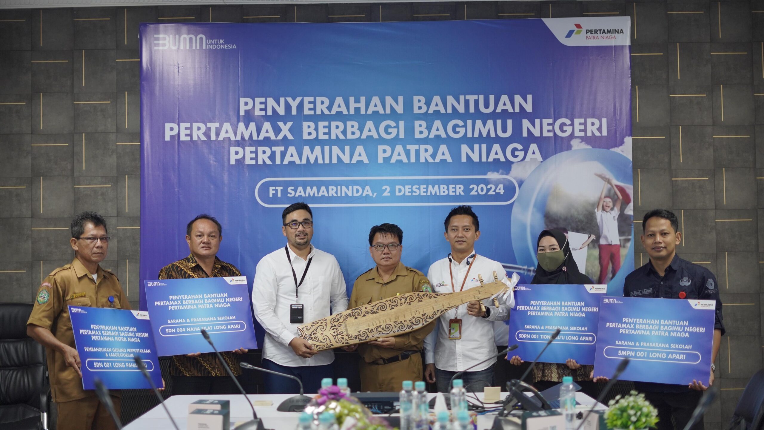 Pertamina Patra Niaga Regional Kalimantan kembali menunjukkan komitmennya terhadap dunia pendidikan dengan menyerahkan bantuan program Pertamax Berbagi Bagimu Negeri