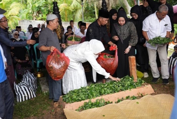 Jenazah mantan Gubernur Kalimantan Timur (Kaltim) periode 2008–2018, Awang Faroek Ishak, dimakamkan di Kuburan Muslimin Kelurahan Sukarame, Tenggarong / Foto : Fathur | Alman