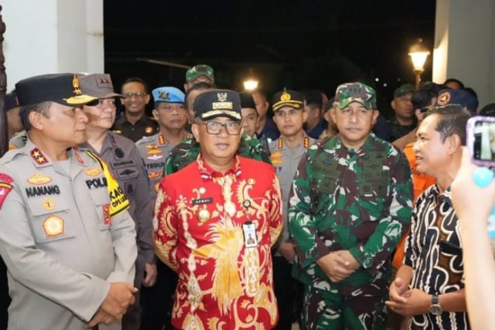 Kapolda Kaltim Irjen Nanang Avianto, bersama Pangdam VI Mulawarman Mayjen TNI Achiruddin dan Penjabat Gubernur Akmal Malik saat mengecek sejumlah gereja di Samarinda pada malam Natal, 24 Desember 2024 / Foto : Ahmad Riyandi