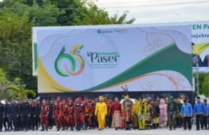 Upacara peringatan Hari Jadi ke-65 Kabupaten Paser digelar di Halaman Kantor Bupati Paser / Foto : Hudais TP