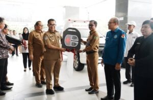 Penyerahan dilakukan langsung oleh Penjabat (Pj) Gubernur Kaltim, Akmal Malik, di Teras Kantor Gubernur, Samarinda, pada Senin 30 Desember 2024 / Foto : Arief M