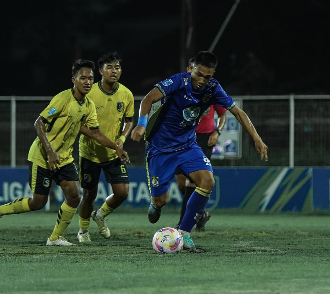 Striker Persiba Balikpapan Sabda Amanat Lorensius saat melewati pemain PSM Kota Madiun / Oficial Persiba Balikpapan