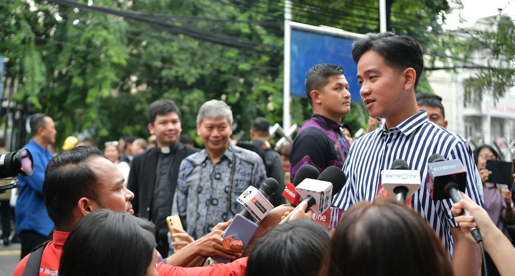 Wapres Wapres Gibran Rakabuming Raka usai meninjau pelaksanaan Ibadah Natal Remaja di Gereja Kristen Indonesia (GKI) Wahid Hasyim, Tanah Abang, Jakarta Pusat, Minggu (22/12/2024) / Setwapres