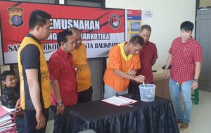 Sat Reskoba Polresta Balikpapan memusnahkan barang bukti narkoba jenis sabu hasil pengungkapan kasus beberapa bulan terakhir.