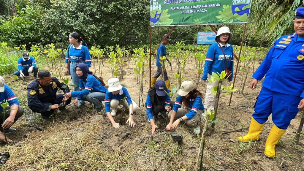 Ditpolairud Polda Kaltim menggelar aksi peduli lingkungan dan sosial di kawasan pesisir Pantai Lamaru, Balikpapan Timur.