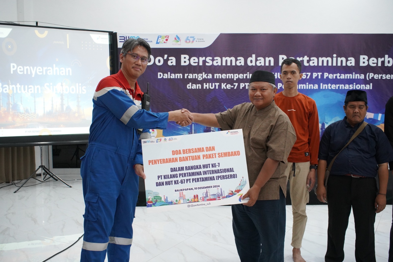 Memperingati HUT ke-67 PT Pertamina (Persero) sekaligus HUT ke-7 PT Kilang Pertamina Internasional (KPI), PT KPI Unit Balikpapan menggelar doa bersama dan penyerahan paket sembako.