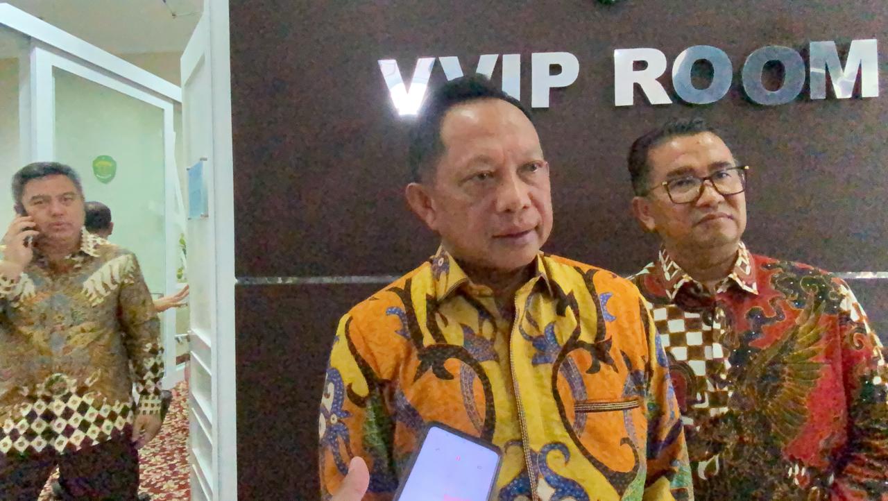 Mendagri Tito Karnavian di ruang VVIP Bandara Sepinggan Balikpapan