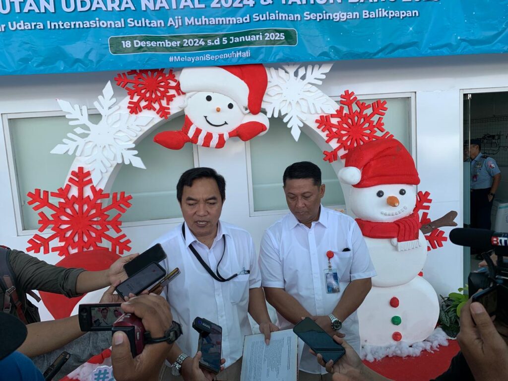 CEO Angkasa Pura Kantor Regional VI, Handi Herydhitiawan dan General Manager Bandara SAMS Sepinggan, Iwan Novi Hantoro