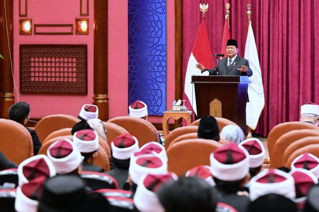 Presiden Prabowo Subianto memberikan sambutan dalam pertemuan dengan hampir 2000 mahasiswa Indonesia yang tengah menempuh pendidikan di Al-Azhar Convention Center, Universitas Al-Azhar, Kairo, Mesir, pada Rabu (18/12/2024). (Foto: BPMI Setpres/Rusman)