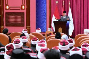 Presiden Prabowo Subianto memberikan sambutan dalam pertemuan dengan hampir 2000 mahasiswa Indonesia yang tengah menempuh pendidikan di Al-Azhar Convention Center, Universitas Al-Azhar, Kairo, Mesir, pada Rabu (18/12/2024). (Foto: BPMI Setpres/Rusman)