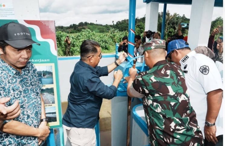 Penjabat (Pj) Kaltim Akmal Malik, meresmikan bangunan rehabilitasi dan penyediaan air baku di Bendungan Babulu, Desa Gunung Mulia, Kecamatan Babulu, Kabupaten Penajam Paser Utara (PPU), pada Sabtu (21/12/2024) Foto : Arief M