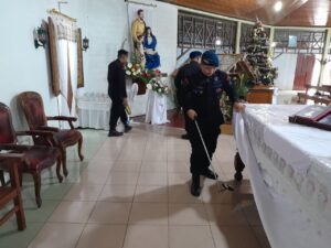 Detasemen Gegana Brimob Polda Kaltim melakukan sterilisasi di Gereja St. Theresia, Prapatan Balikpapan