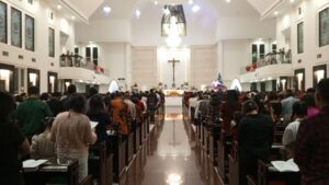 Ribuan Umat Katholik mengikuti MIsa Natal di Gereja Santa Teresa Prapatan Balikpapan