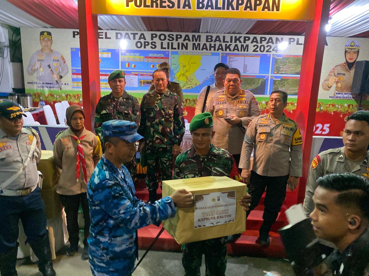 Wakapolda Kaltim Brigjen Pol HM. Sabilul Alif, bersama unsur muspida saat mengecek Gereja Santa Teresa Prapatan Balikpapan pada Nalam Natal, Selasa 24 Desember 2024