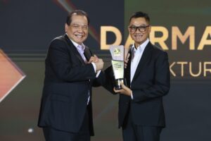 Direktur Utama PT PLN (Persero), Darmawan Prasodjo, meraih penghargaan bergengsi sebagai CEO of The Year