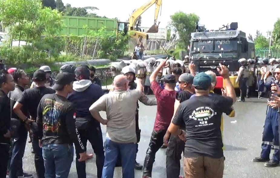 Ratusan warga menggelar aksi unjuk rasa di Jalan Minyak, Balikpapan, Rabu (4/12) menuntut pertanggungjawaban pertamina atas kebakaran dan ledakan yang terjadi di Colum C-507, area Kilang Balikpapan 2