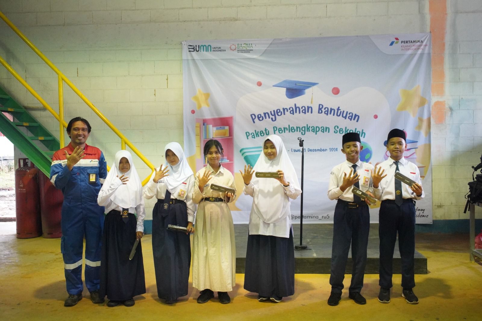 Pertamina Unit Balikpapan bersama Baituzzakah Pertamina (Bazma) hadir membawa senyum untuk para siswa sekolah di Kabupaten Penajam Paser Utara (PPU).