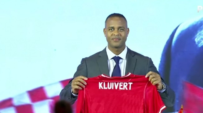 Pelatih Timnas Indonesia Patrick Kluivert resmi diperkenalkan ke publik lewat jumpa pers di Hotel Mulia, Jakarta, Minggu (12/1). (PSSI)