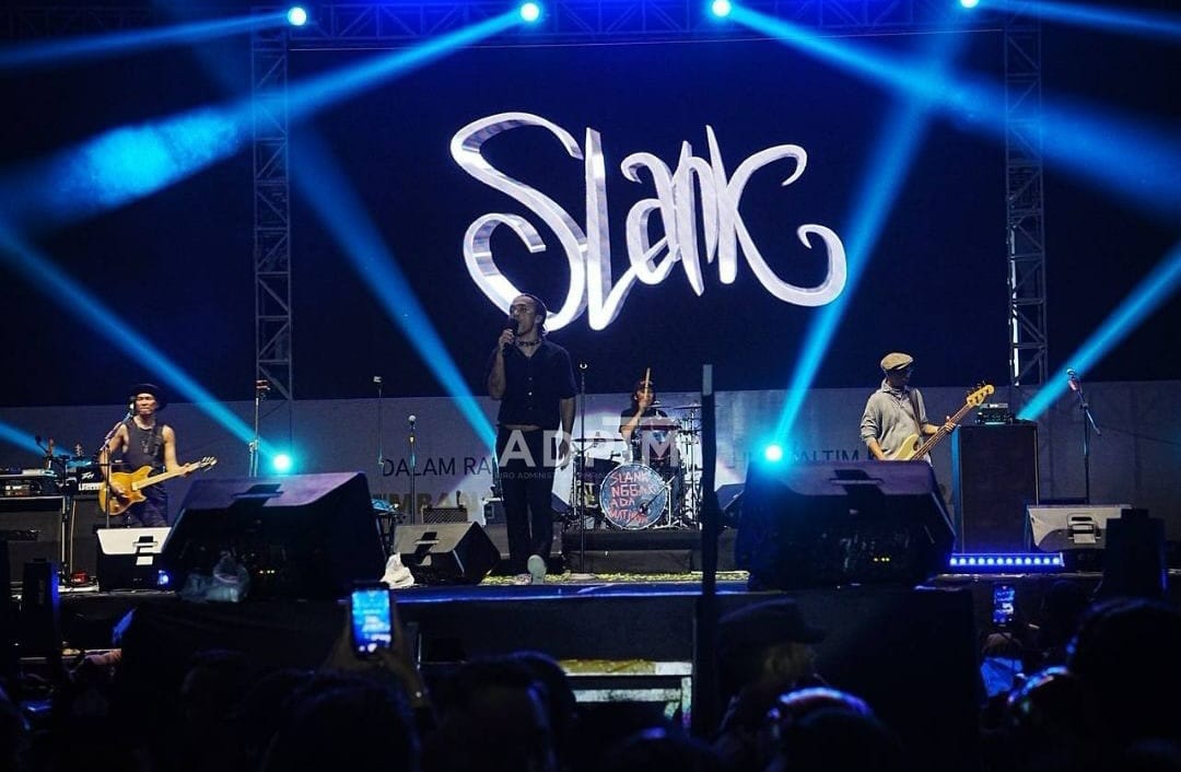 Konser Slank di Stadion Gelora Kadrie Oening, Samarinda, pada Kamis, 9 Januari 2025 malam, sukses menyedot animo sekitar sepuluh ribu penonton / Foto : Tim Dokpim