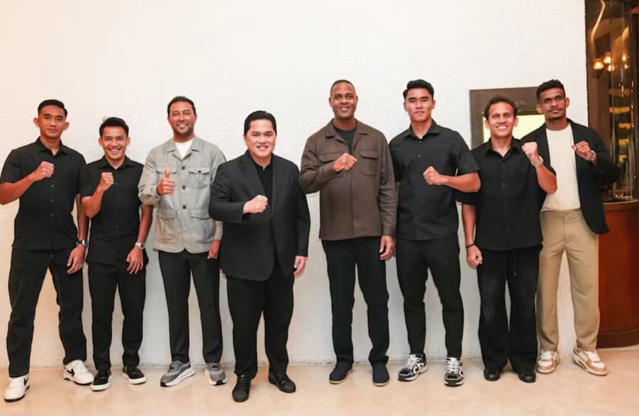 Patrick Kluivert, Denny Landzaat, Erick Thohir bersama Egy Maulana Vikry, Witan Sulaeman, Rizky Ridho, M. Ferrari dan Ricky Kambuaya / foto IG Erick Thohir