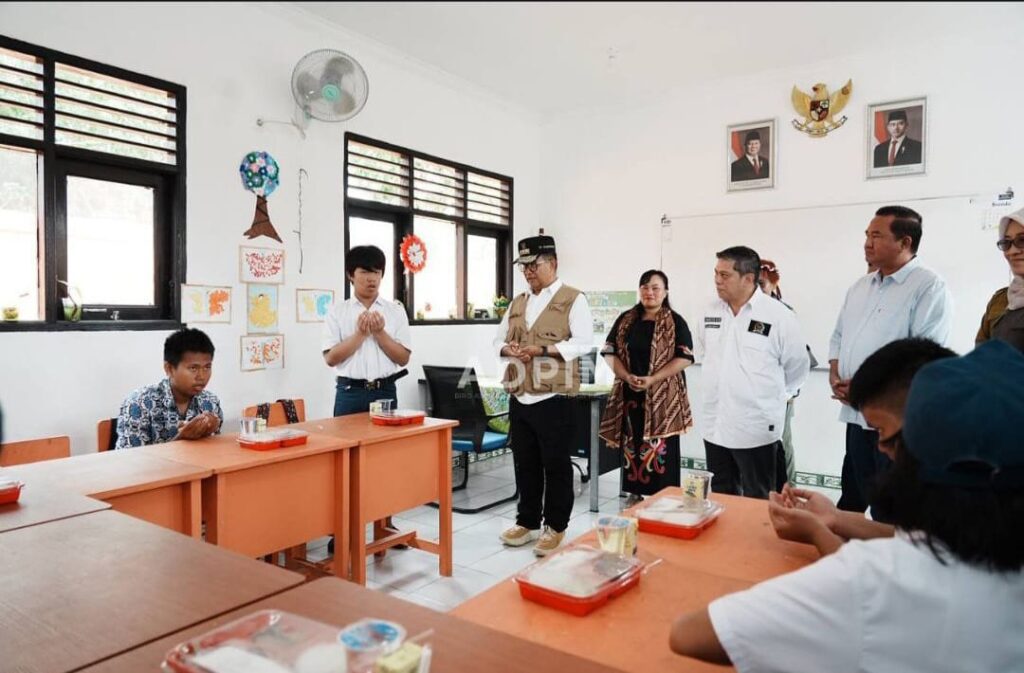 Pj Gubernur Akmal Malik beserta anggota DPR, DPD, DPRD Kaltim dan Sekda Provinsi Sri Wahyuni melihat langsung simulasi Makan Bergizi Gratis di Sekolah Luar Biasa (SLB) Negeri Kubar, Selasa 14 Januari 2025 / foto Arief M