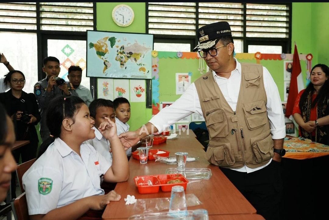 Pj Gubernur Akmal Malik beserta anggota DPR, DPD, DPRD Kaltim dan Sekda Provinsi Sri Wahyuni melihat langsung simulasi Makan Bergizi Gratis di Sekolah Luar Biasa (SLB) Negeri Kubar, Selasa 14 Januari 2025 / foto Arief M