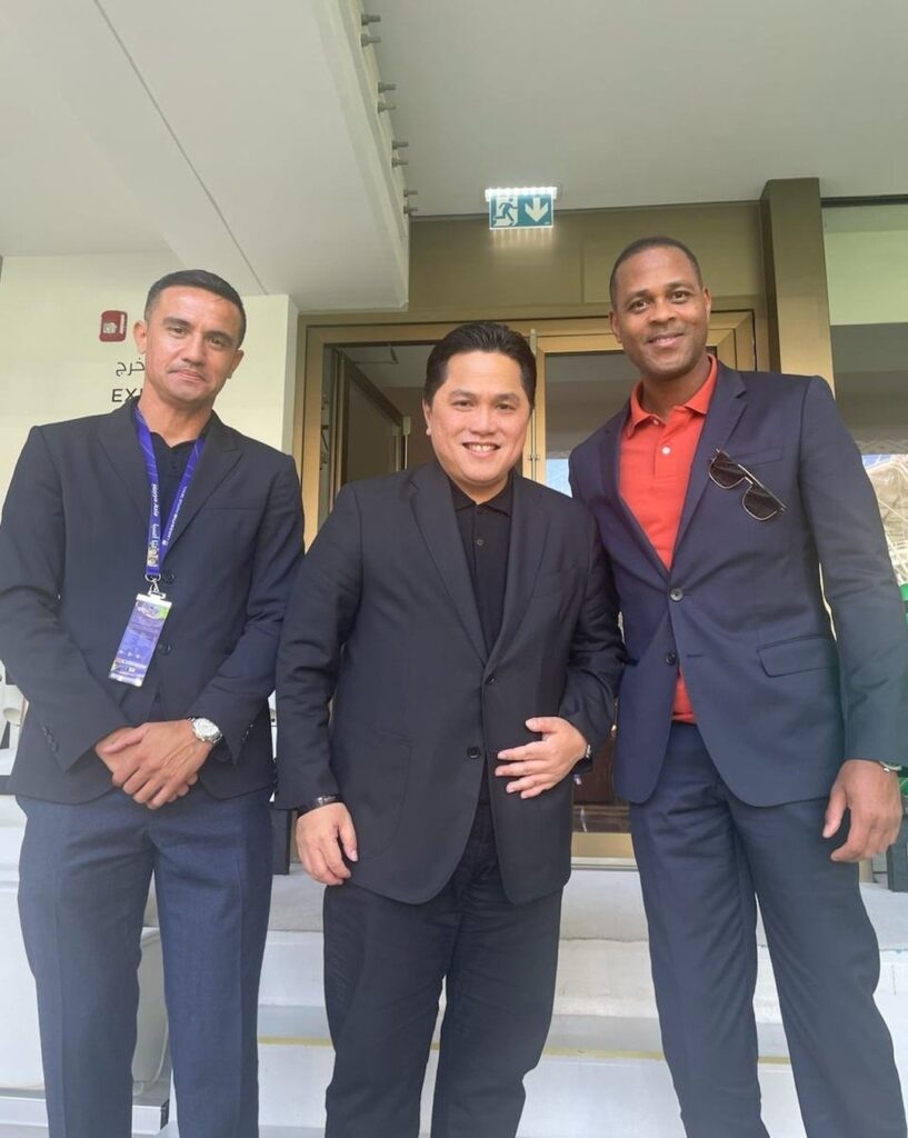 Ketua Umum PSSI saat bertemu Tim Cahill dan Patrick Kluivert saat pertandingan Jepang vs Indonesia pada 25 Januari 2024 / IG Erick Thohir .