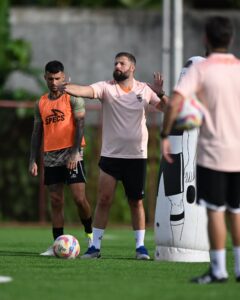 Pelatih Borneo FC Joaquin Gomez d memimpin latihan di Borneo FC Training Centre Samarinda, Kamis 16 Januari 2025 / x.com Borneo FC