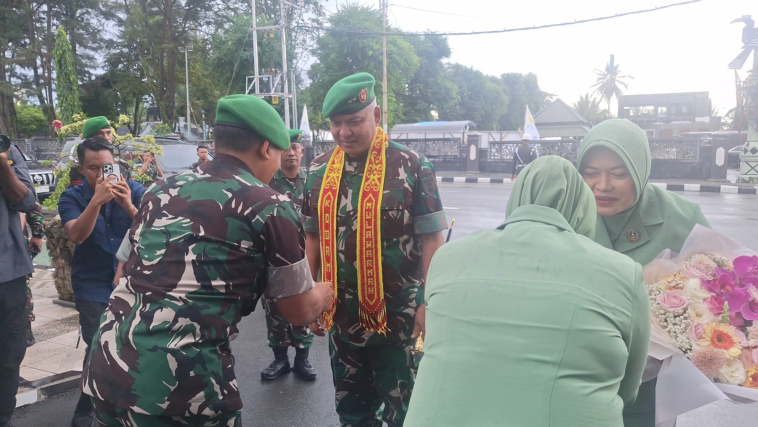 Mayjen TNI Rudy Racmat Nugraha resmi menjabat sebagai Pangdam VI Mulawarman, menggantikan Letjen TNI Tri Budi Utomo yang kini mengemban tugas baru sebagai Sekretaris Jenderal Kementerian Pertahanan (Kemenhan).